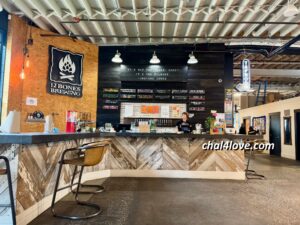 櫃檯後面牆上有好多龍頭，方便享用各種不同啤酒